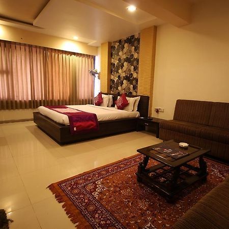 Oyo Premium Law Garden C G Road Hotel Ahmedabad Ngoại thất bức ảnh