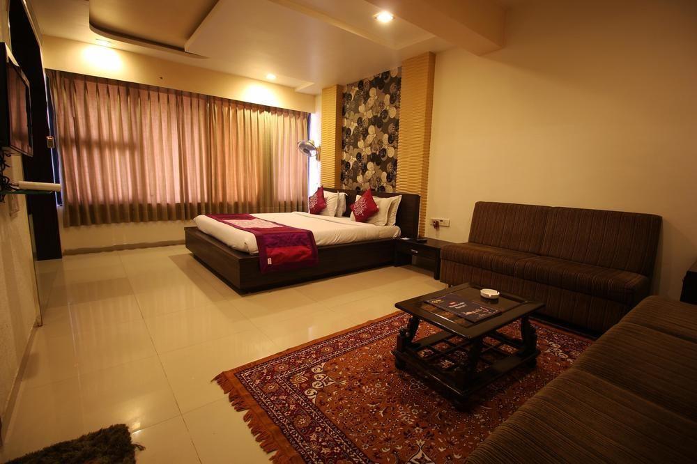 Oyo Premium Law Garden C G Road Hotel Ahmedabad Ngoại thất bức ảnh