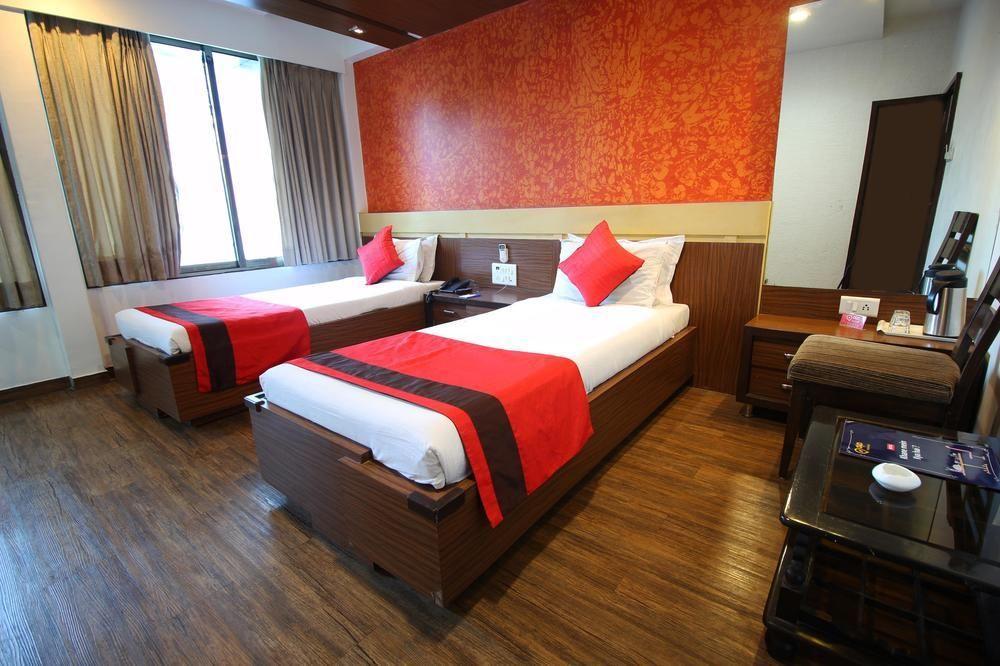 Oyo Premium Law Garden C G Road Hotel Ahmedabad Ngoại thất bức ảnh