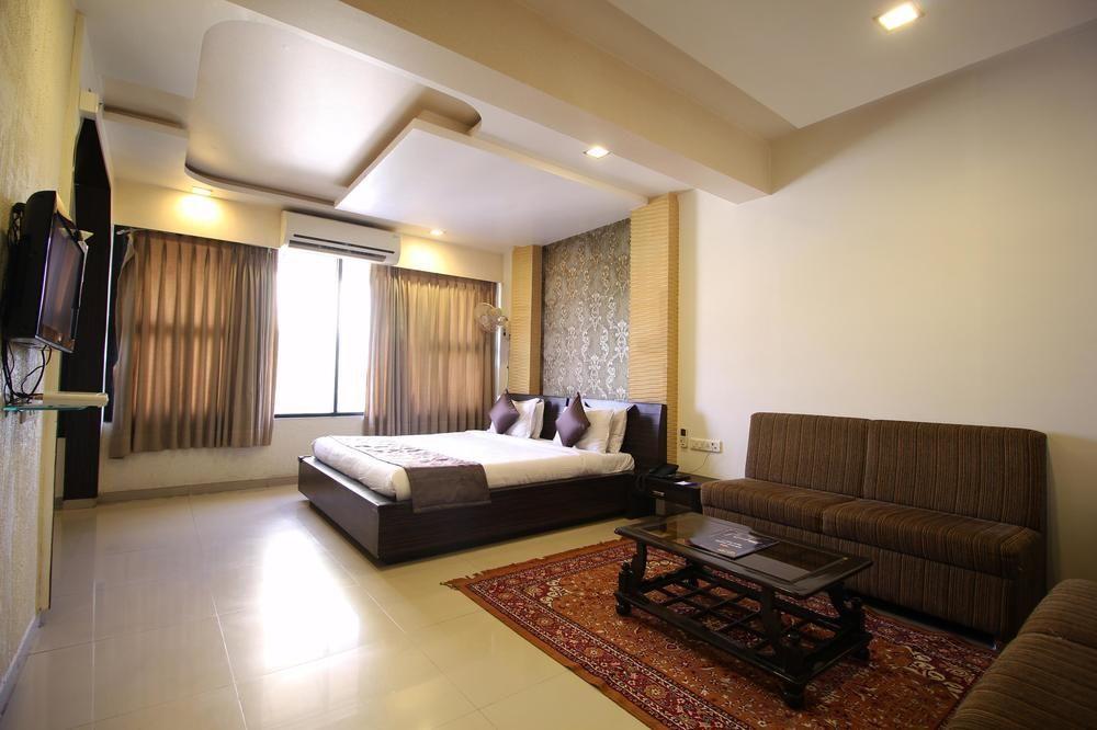Oyo Premium Law Garden C G Road Hotel Ahmedabad Ngoại thất bức ảnh
