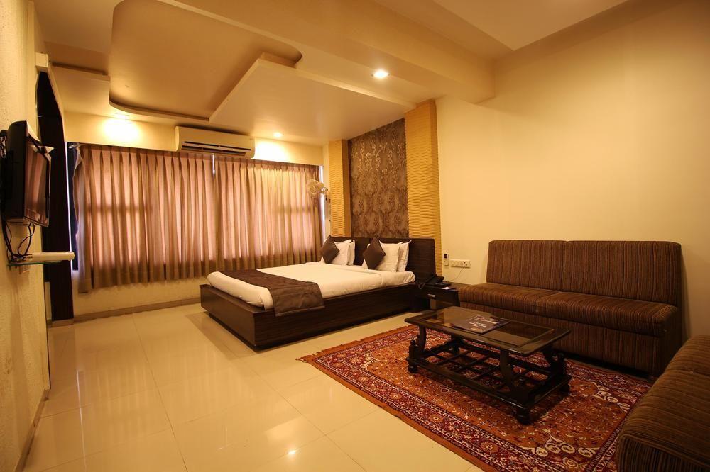 Oyo Premium Law Garden C G Road Hotel Ahmedabad Ngoại thất bức ảnh