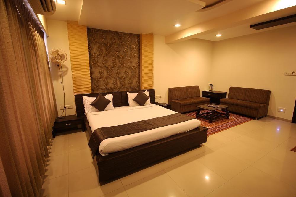 Oyo Premium Law Garden C G Road Hotel Ahmedabad Ngoại thất bức ảnh