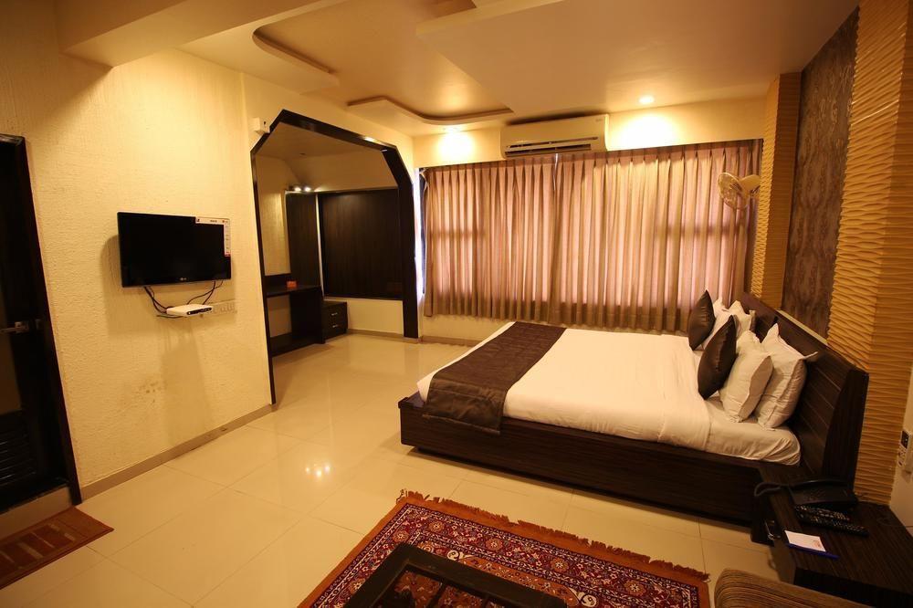 Oyo Premium Law Garden C G Road Hotel Ahmedabad Ngoại thất bức ảnh