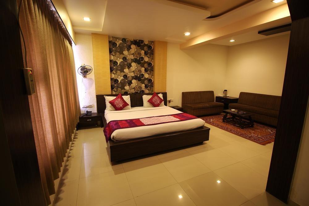 Oyo Premium Law Garden C G Road Hotel Ahmedabad Ngoại thất bức ảnh