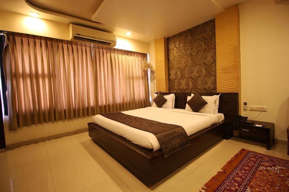 Oyo Premium Law Garden C G Road Hotel Ahmedabad Ngoại thất bức ảnh